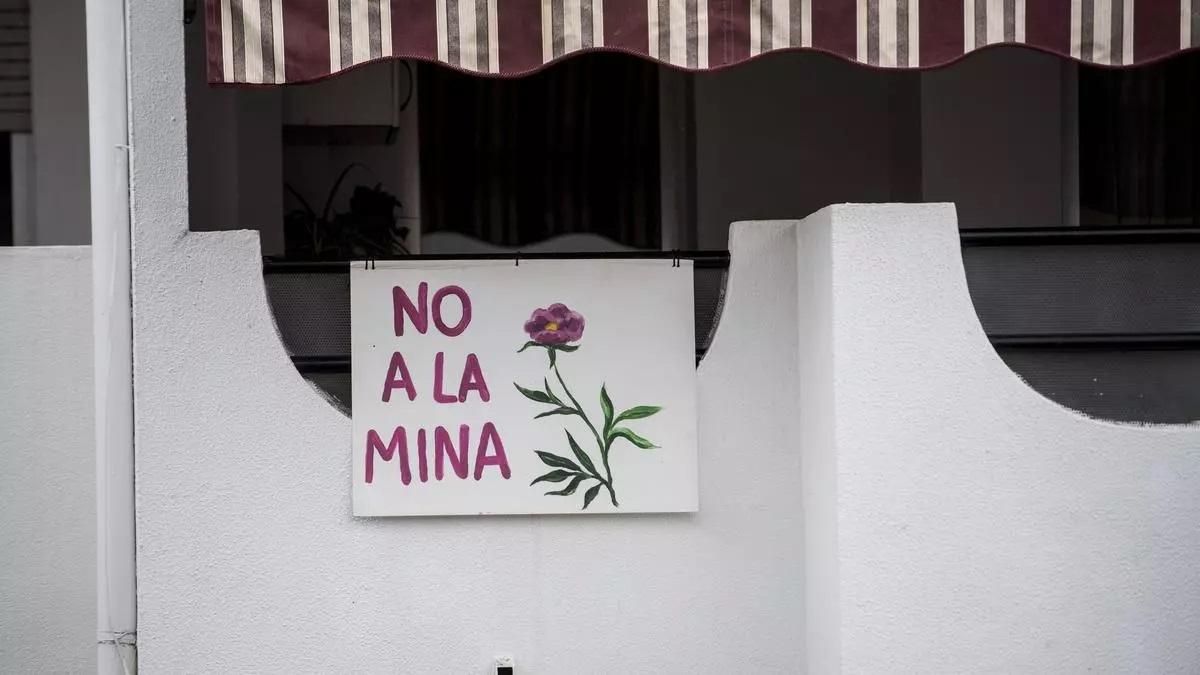 Cartel de ‘no a la mina’ en un balcón de Valverde del Fresno.