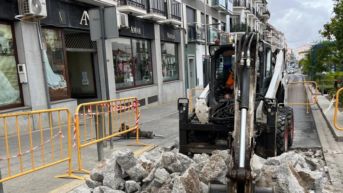 Obras que se llevan a cabo en el bulevar de la avenida Villanueva de Córdoba de Pozoblanco.