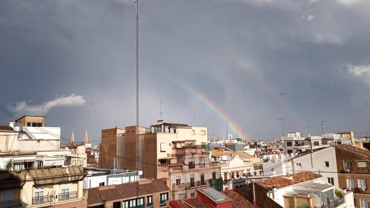 Arcoíris doble en el cielo de València tras una tormenta.