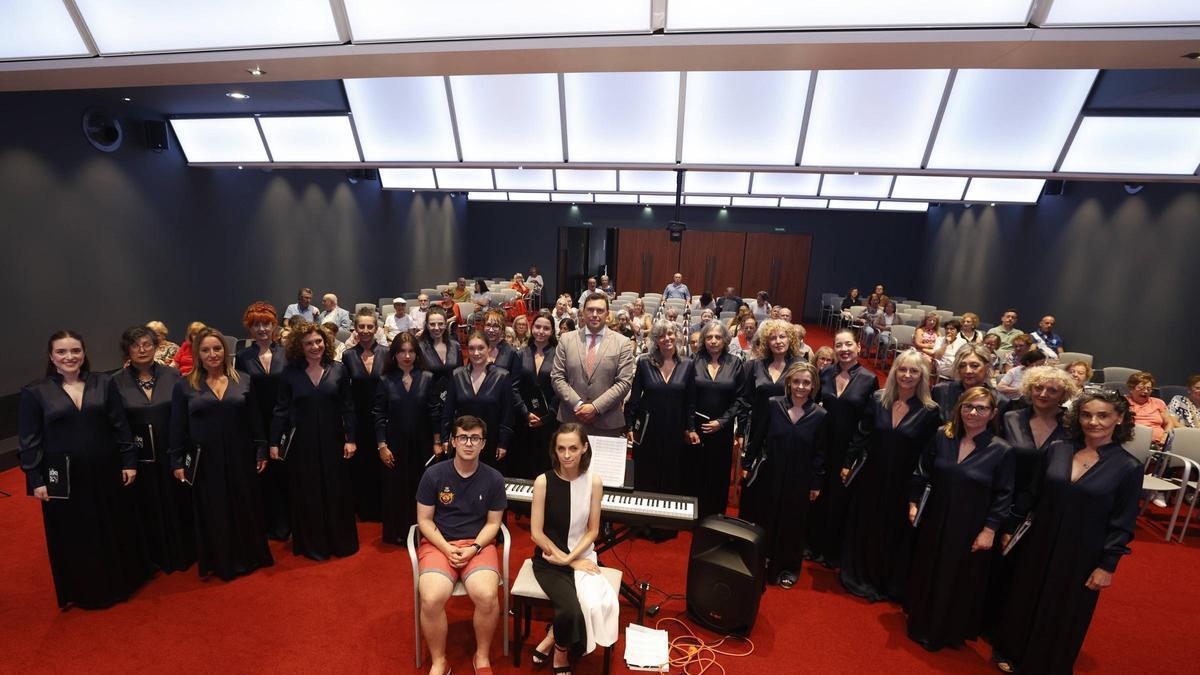 Las integrantes de la Schola Cantorum de Grado, con su director, David Colado,  la pianista  Lisa Tomchuk y Rodrigo Colado.