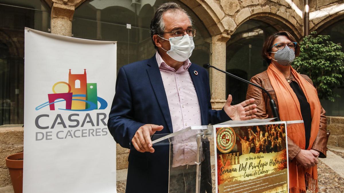 Rafael Pacheco, alcalde, y Victoria María Moreno Díaz, primera teniente de alcalde de Casar de Cáceres, esta mañana en el claustro de Complejo Cultural San Francisco.