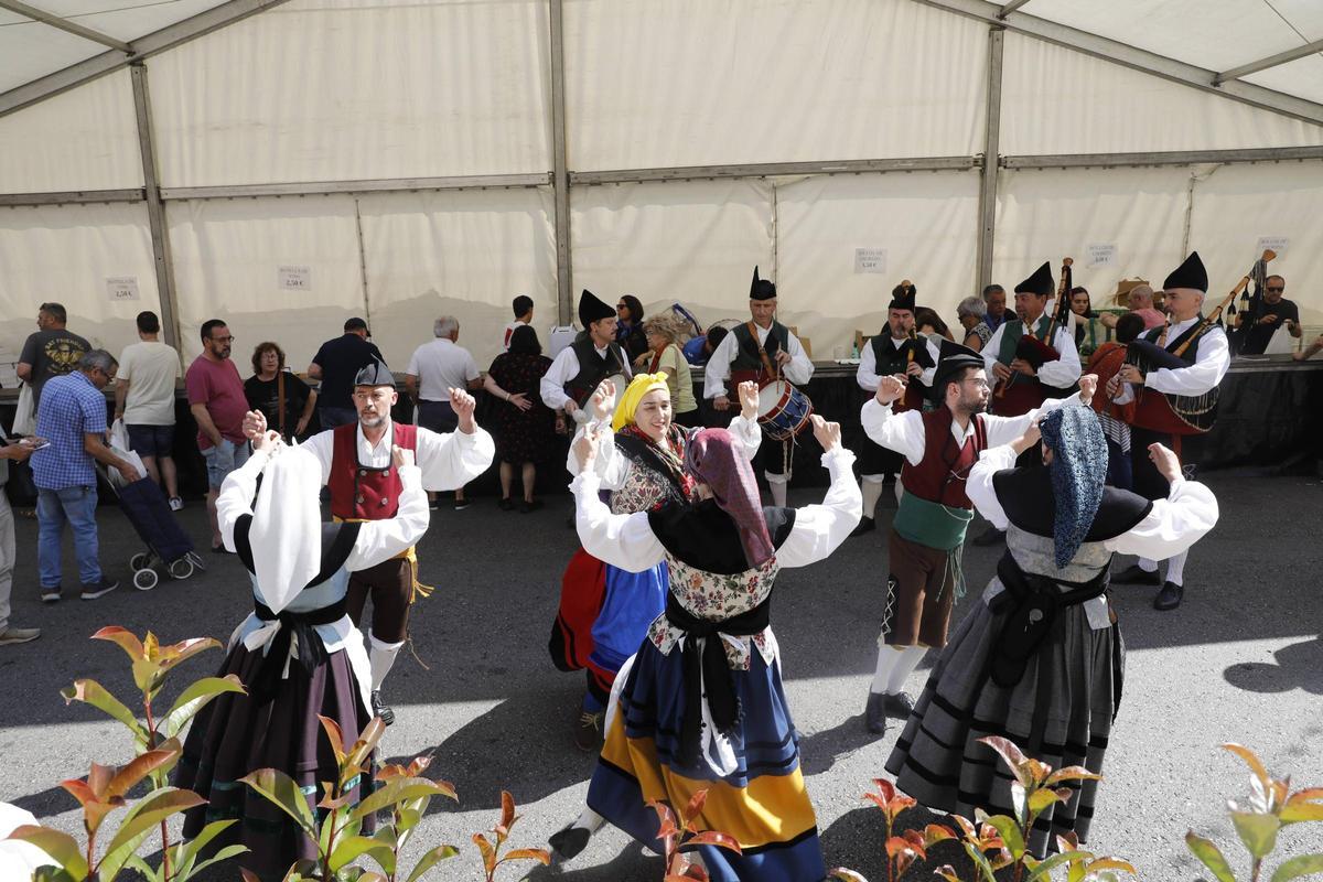 Santullano dice adiós a las fiestas de Santa Filomena con el reparto de 4.200 bollos preñaos en Oviedo, en imágenes
