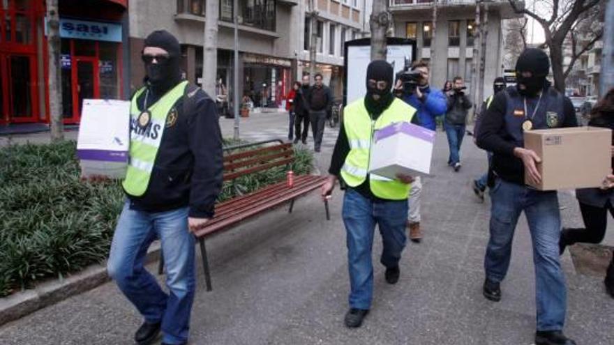 Membres del Servei de Vigilància Duanera, en l&#039;operatiu del cas Manga a Girona.