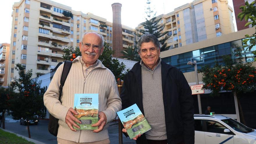 Juan Franco (izquierda) y Antonio Guzmán, con su libro, delante de la antigua chimenea de la Malagueta.