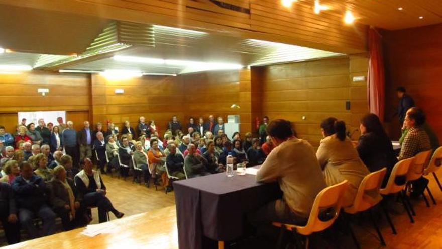 El equipo de gobierno riosellano, en la mesa, se dirige a los asistentes a la reunión informativa del lunes.