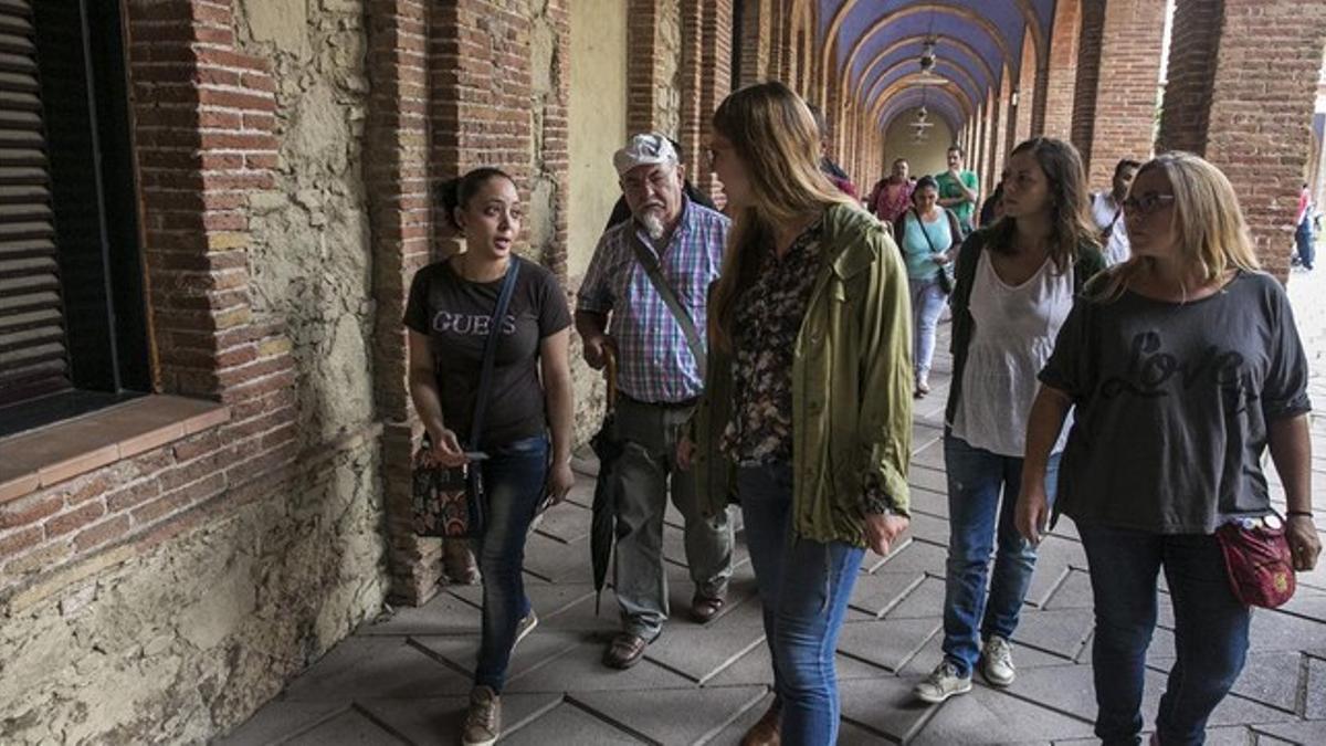 La concejala de Nou Barris (en el centro, con chaqueta verde) recibe a los vecinos de Ciutat Meridiana.