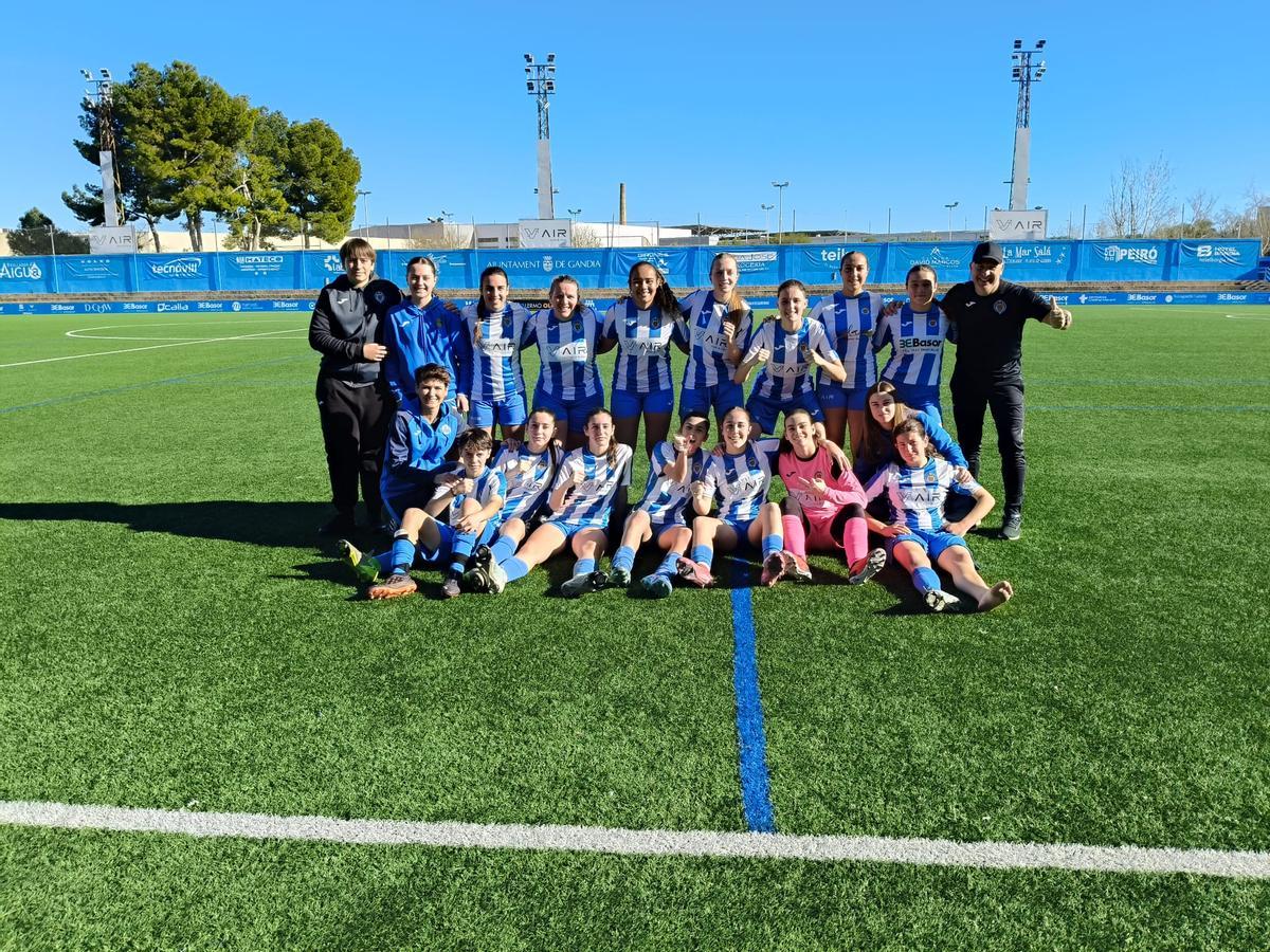Jugadoras y técnico celebran este nuevo éxito