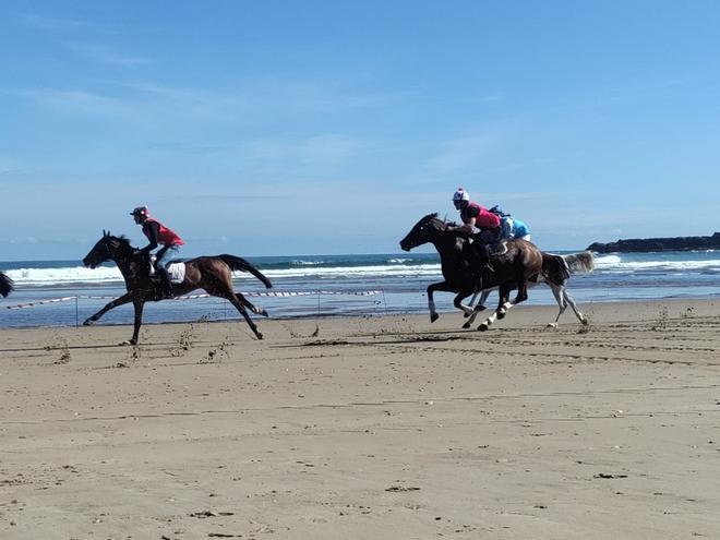 La playa de Santa Marina celebra su carrera de caballos