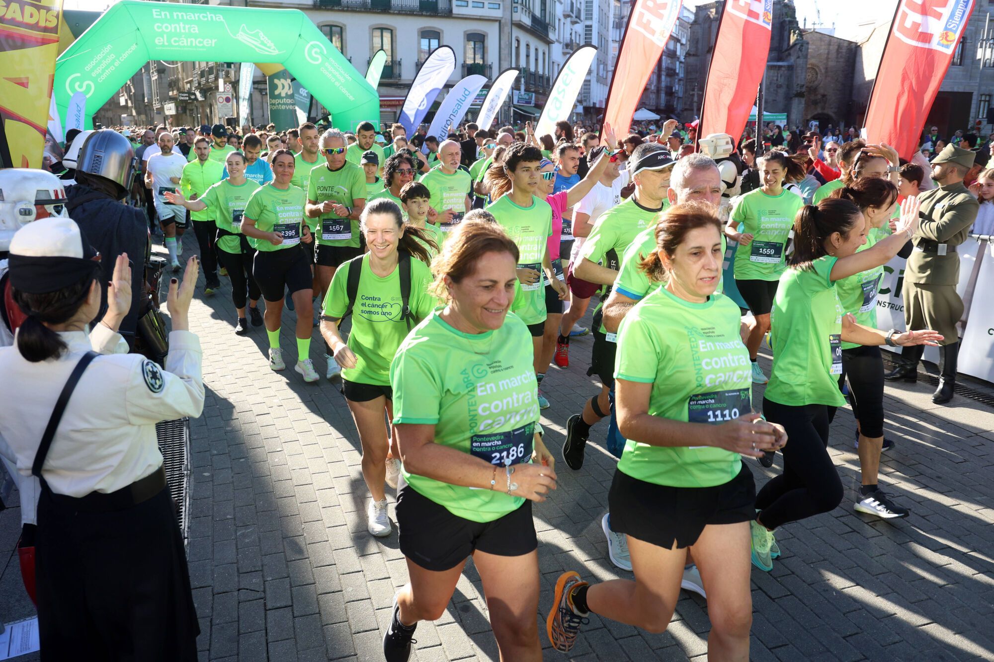 Dos mil setecientos participantes convirtieron la Marcha contra el cáncer de Pontevedra en la más multitudinaria de Galicia