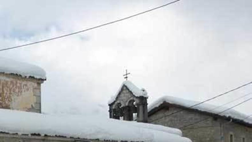 Los alrededores de la iglesia de Sotres, ayer nevados.