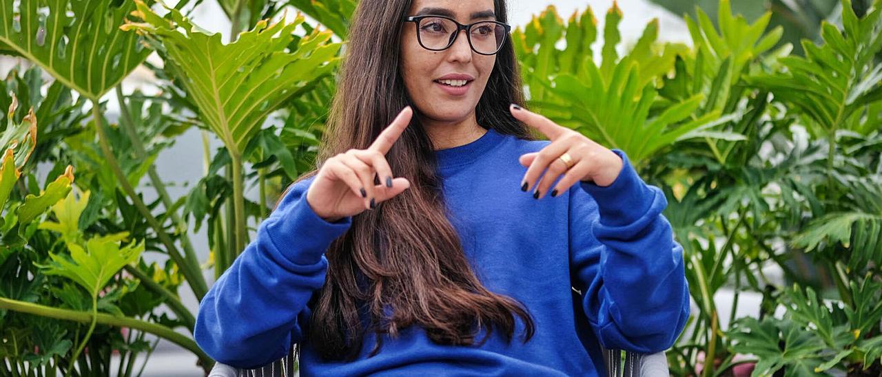 Nilofar Bayat, jugadora de baloncesto en silla de ruedas y refugiada afgana en España, en la terraza del hotel Cordial Malteses, en Las Palmas de Gran Canaria. | | JOSÉ CARLOS GUERRA