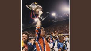 Ruud Hesp, con la Copa ganada por el Barça en Mestalla en 1998. El meta neerlandés fue el héroe del equipo azulgrana