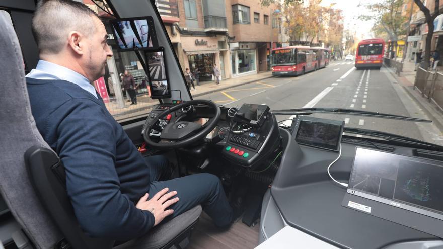 El bus autónomo ya circula por Zaragoza: el conductor va sin manos por la avenida San José