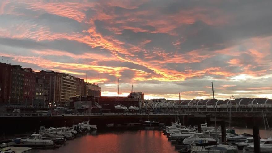 El atardecer otoñal de Gijón triunfa en redes sociales