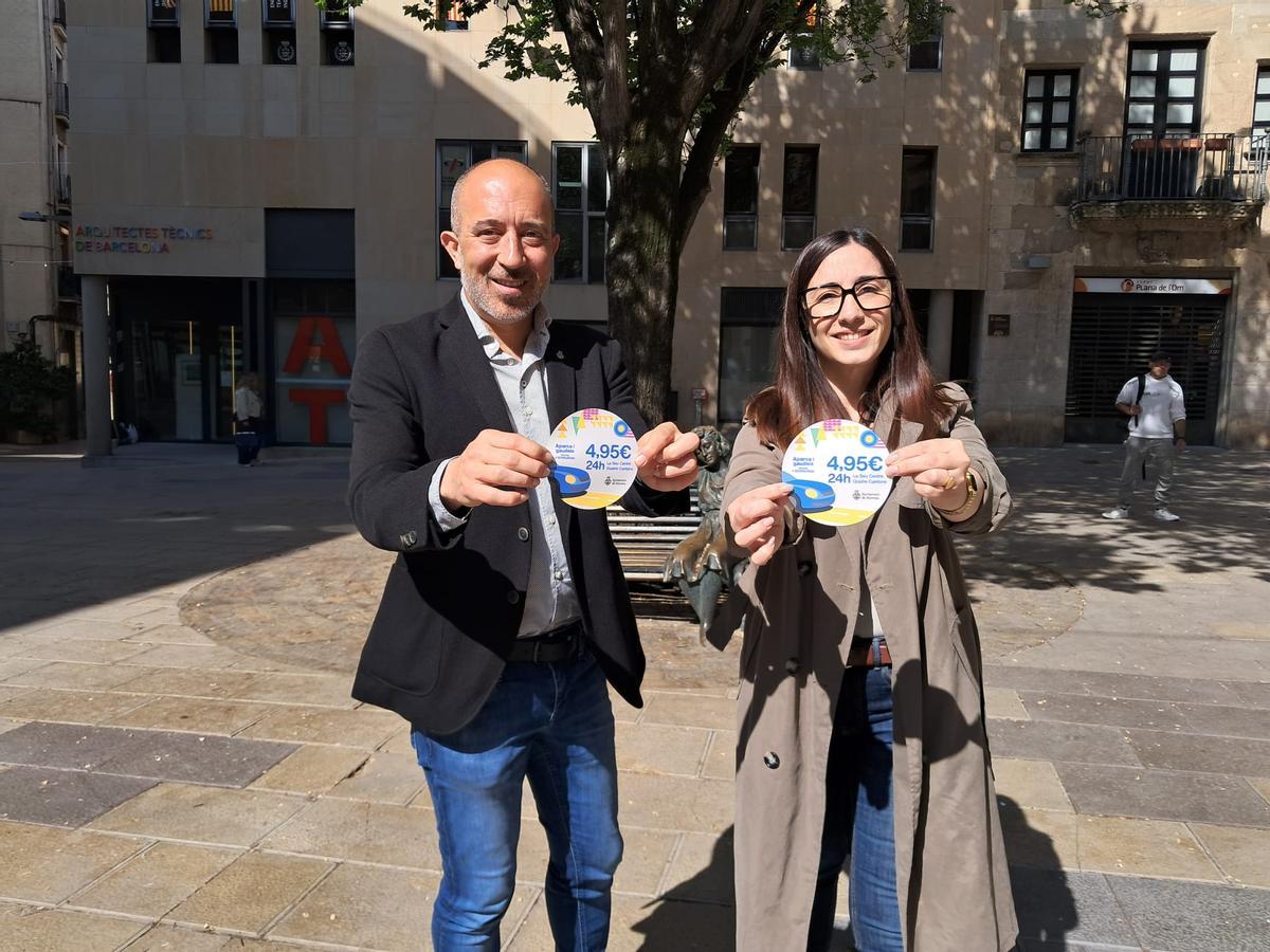 Aloy i Infante mostren els adhesius que han repartit perl comerços