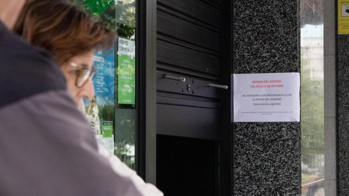 Cartel en la agencia que avisaba de la prioridad de atención al Imserso