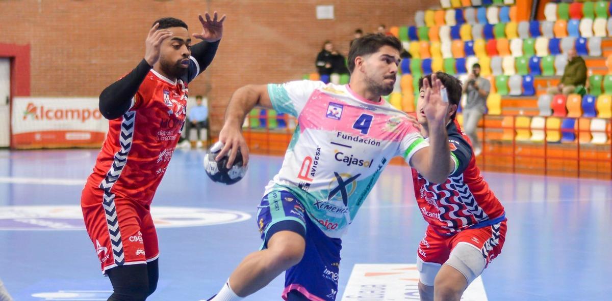 Pablo Simonet realiza un lanzamiento.