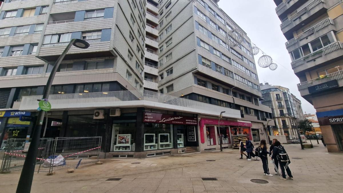 El edificio visto desde la intersección de las calles Covadonga y