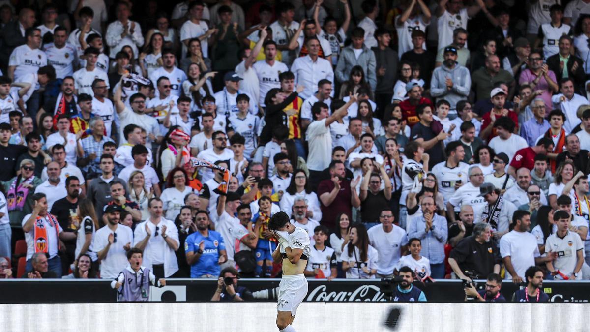 Diego Lopez celebra el gol del empate del Valencia ante el Rayo Vallecano en Mestalla.