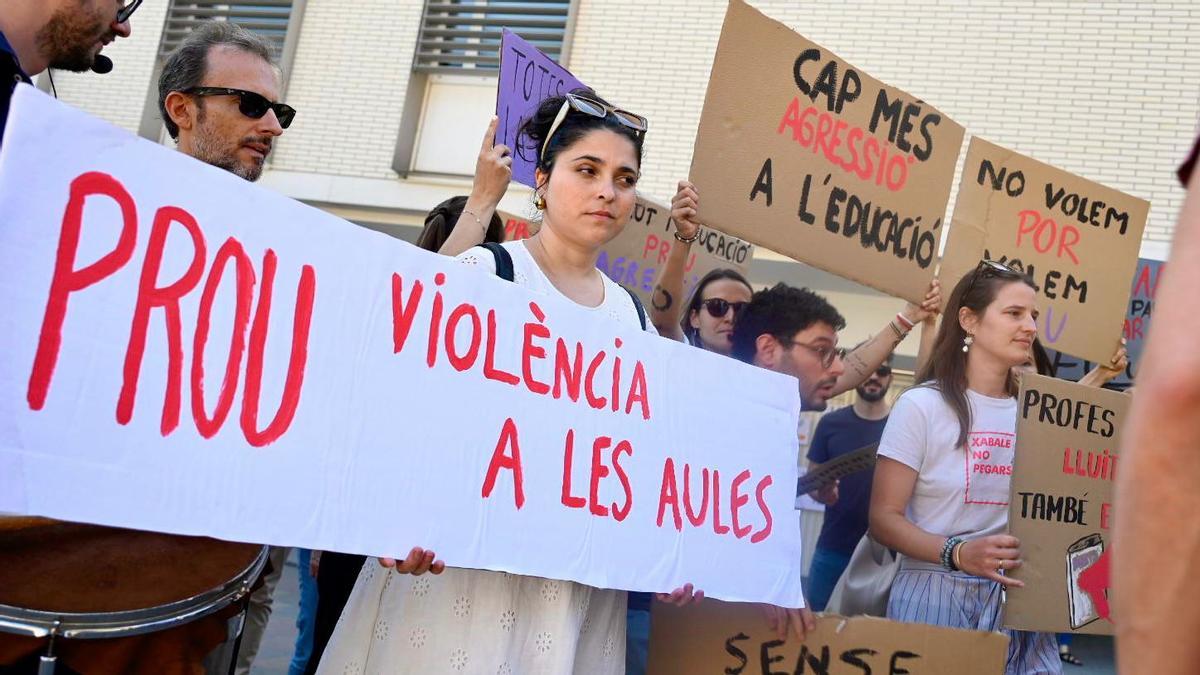 Docentes de La Mina exhiben carteles contra la violencia en las aulas durante la concentración de este mediodía, en Sant Adrià de Besòs.
