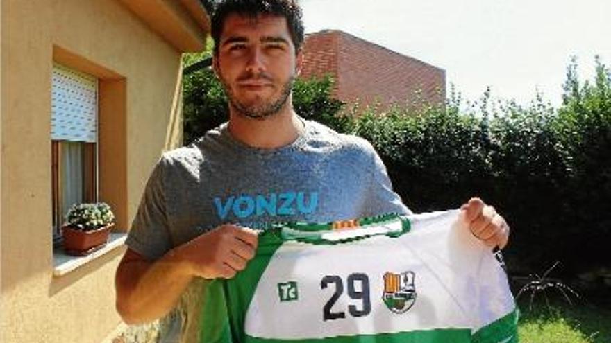 Mario Martínez mostrant la samarreta del Bordils, que vesteix des d&#039;aquesta temporada.