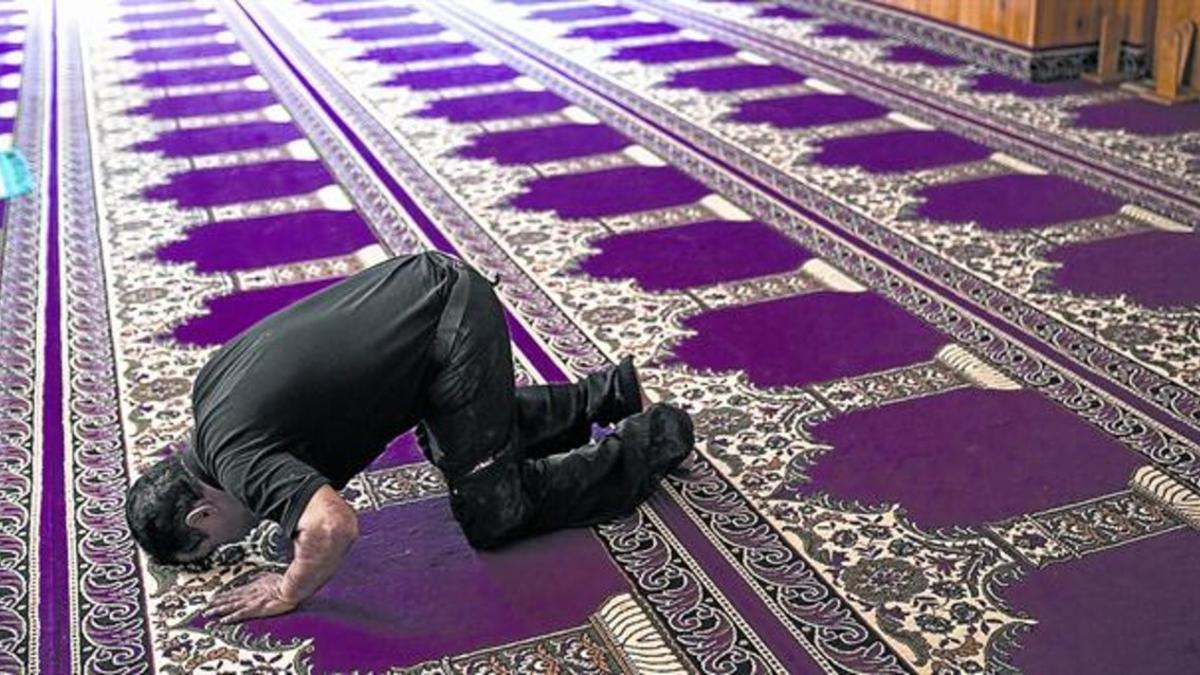 Un fiel reza en al mezquita de  Ripoll, el pasado sábado.