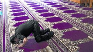 Un fidel resa a la mesquita de Ripoll, dissabte passat.