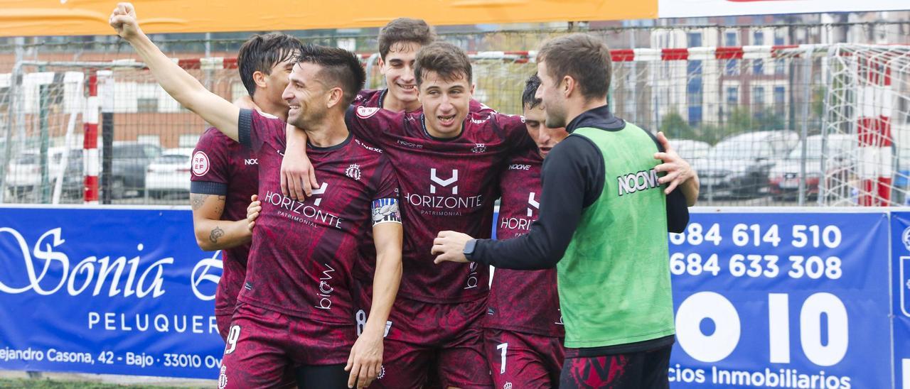 Los jugadores del Avilés celebran un gol durante un partido de este curso.