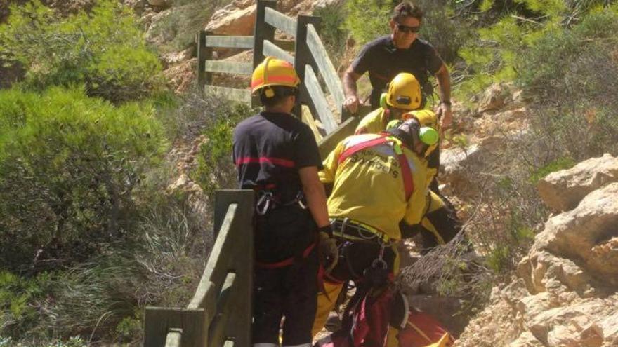 Rescatan a una mujer herida al sufrir una caída en Benitatxell