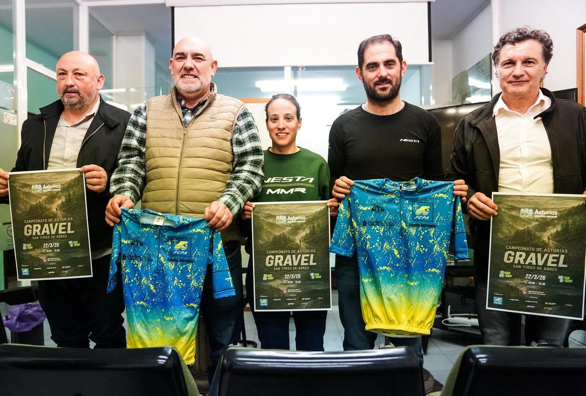 Juan Parapar, teniente alcalde de san Tirso de abres, Manuel prieto, presidente de la Federación, Lucía González, Daniel Ania y Clemente Martínez, alcalde de San Tirso de Abres, durante la presentación de la competición