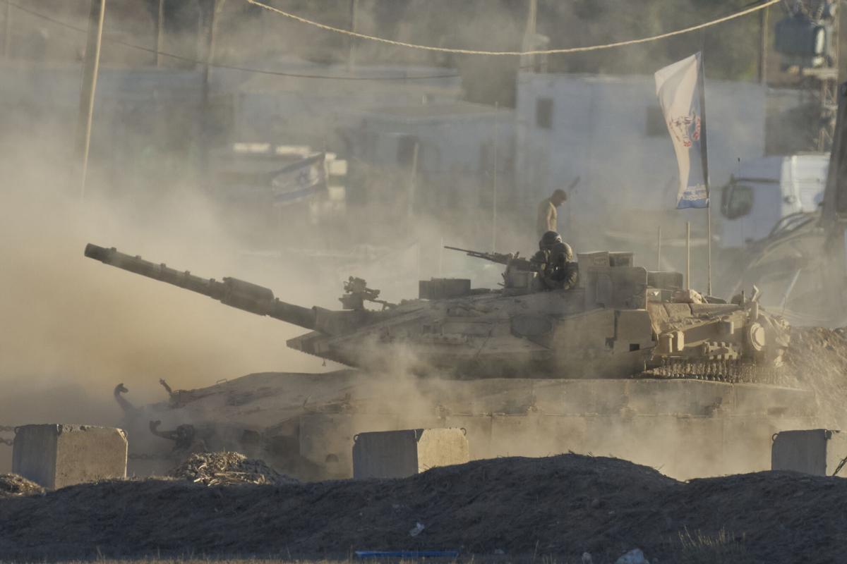 An Israeli tank moves near the border of the Gaza Strip in southern Israel, Wednesday, Aug. 6, 2025. (Photo/Ohad Zwigenberg)