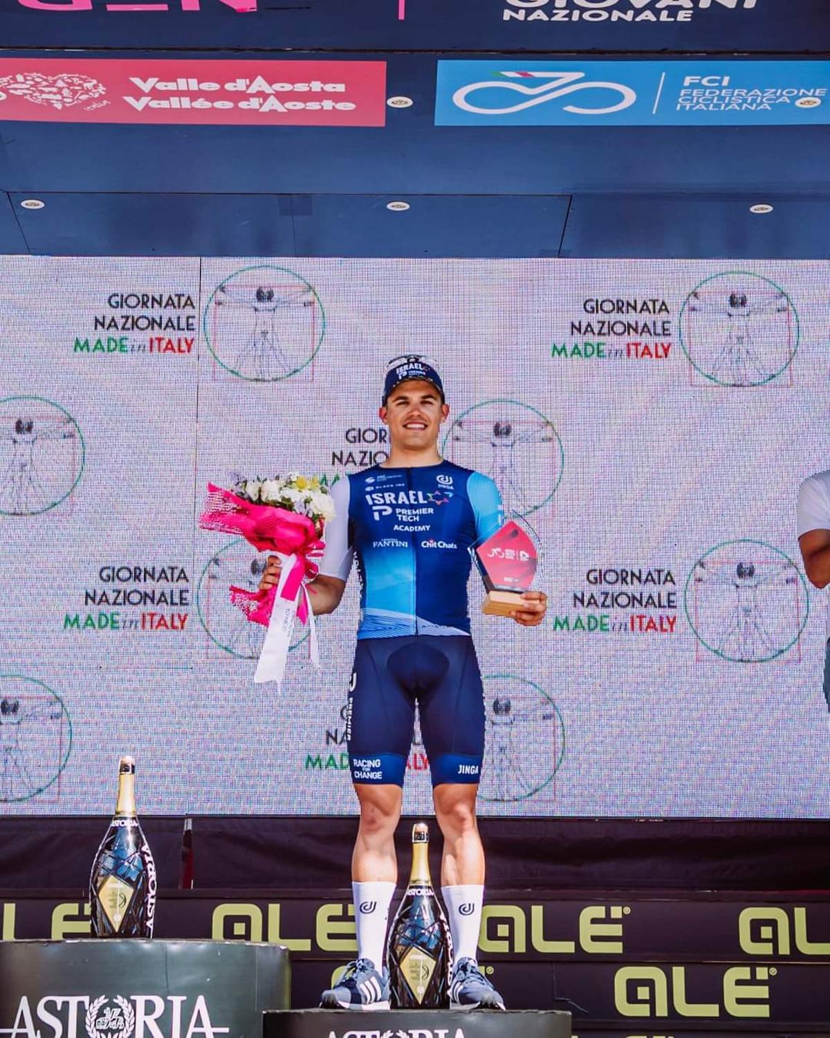Pau Martí recoge el trofeo tras quedar tercero en el Giro sub-23.