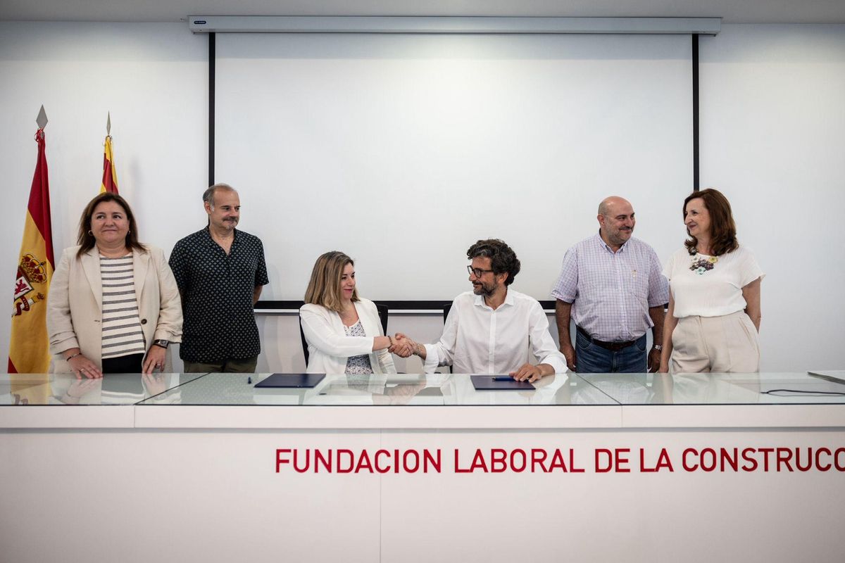 La consejera de Empleo, Ciencia y Universidades firmando el convenio con el presidente de la Fundación Laboral de la Construcción, este viernes.