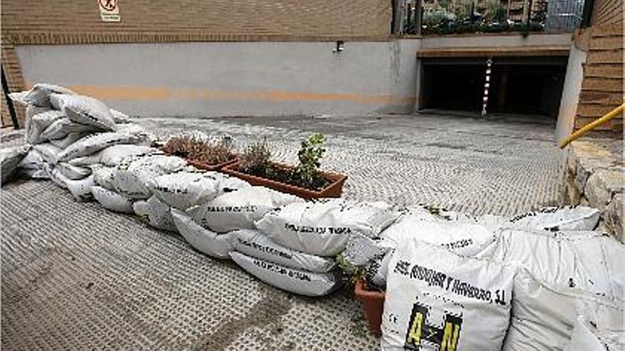 al dia siguiente. Acceso a uno de los garajes de la calle Marina Baixa al día siguiente de la primera inundación.