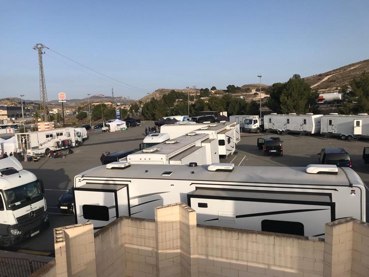 El campamento base con las caravas de los actores y el equipo de dirección junto al campo de fútbol de Petrer.