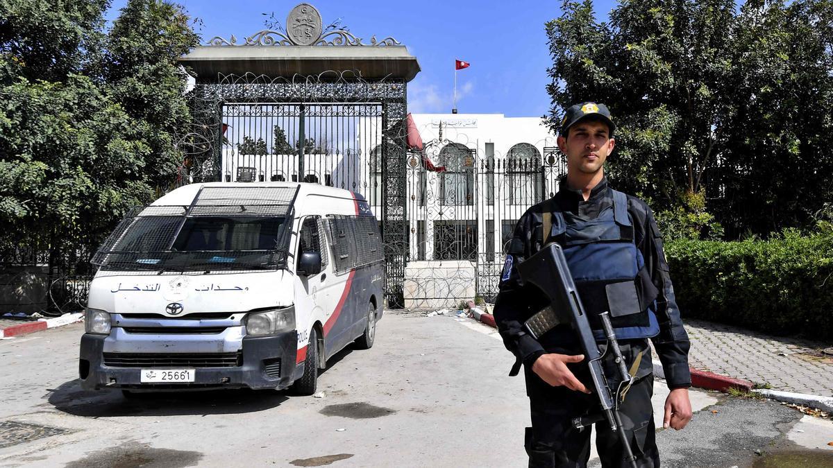 Un guardia frente al Parlamento de Túnez.