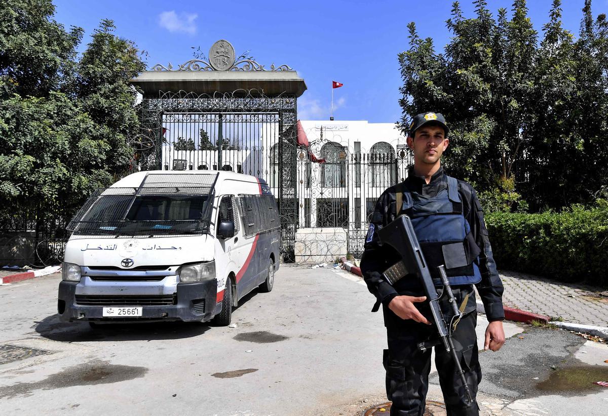 El president tunisià dissol el Parlament vuit mesos després de suspendre’l