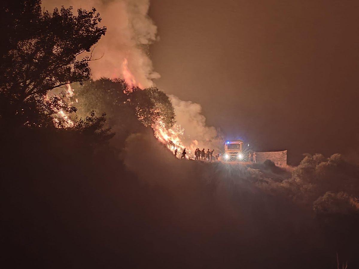 Vista del despligue de bomberos y UME luchando contra las llamas en el incendio del valle de Omaña, en León.