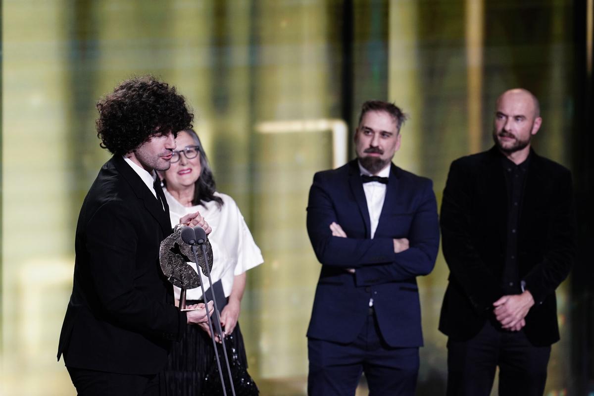 El director  Alberto Vázquez recoge el premio a Mejor Largometraje de Animación por Decorado durante la gala de la 31 edición de los Premios José María Forqué, en el Palacio Municipal de IFEMA, a 13 de diciembre de 2025, en Madrid (España). Los Premios Cinematográficos José María Forqué, conocidos como ‘Premios Forqué’, fueron creados en 1996 por la Entidad de Gestión de Derechos de los Productores Audiovisuales (Egeda) para honrar la memoria de José María Forqué, figura en la cinematografía española y primer presidente de Egeda. EGEDA creó el premio con el objetivo de difundir la importancia de la industria audiovisual española e impulsar la figura del productor cinematográfico. 13 DICIEMBRE 2025 A. Pérez Meca / Europa Press 13/12/2025. Alberto Vázquez;;A. Pérez Meca;