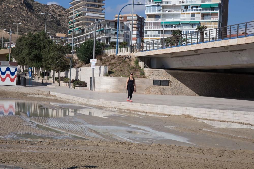 Dos semanas después de la tromba de agua que partió la zona, el ayuntamiento no ha adecentado el arenal