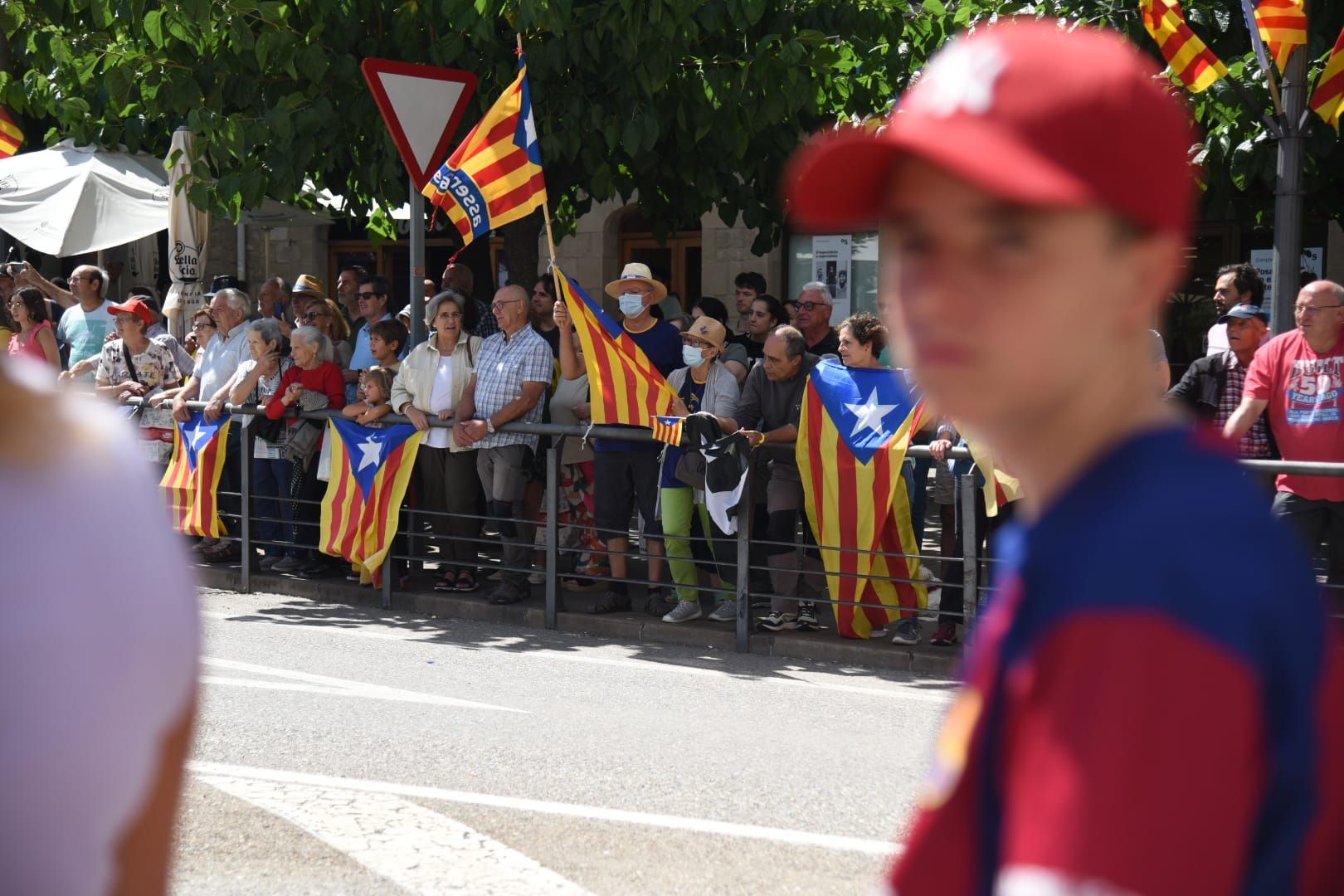 El pas fugaç de 'La Vuelta' per Solsona congrega centenars de persones al portal de Sant Miquel