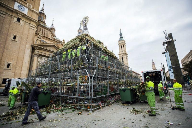 Desmontaje del manto de flores de la virgen del Pilar