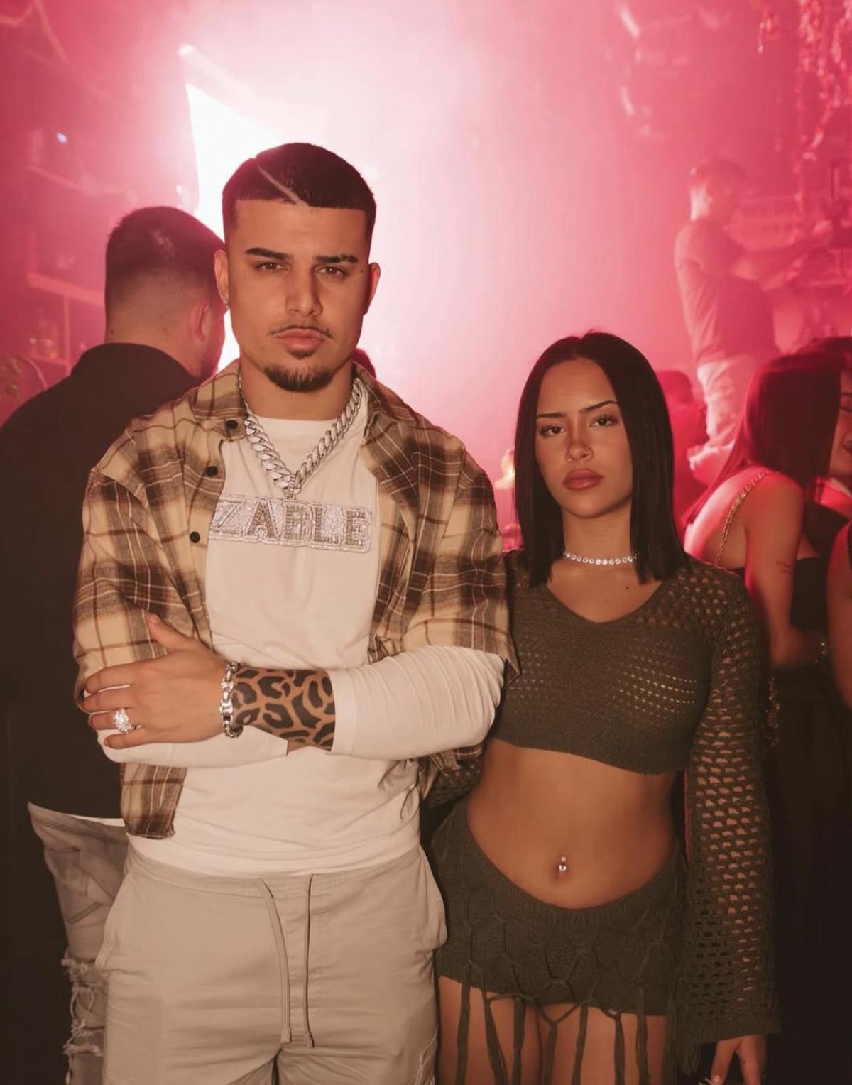 Lucía Carmona junto a su pareja, conocido como Zable