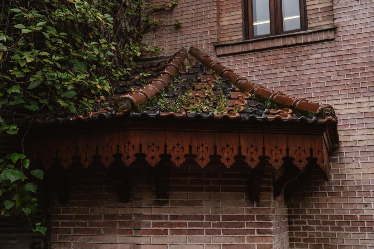 De ladrillo, con un torreón hexagonal y abrazada por una enredadera, así es la casa de muñecas.
