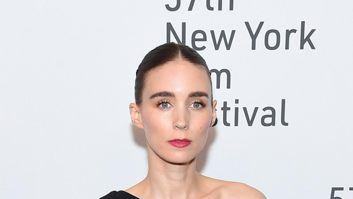 Rooney Mara con coleta trenzada y corona metalizada