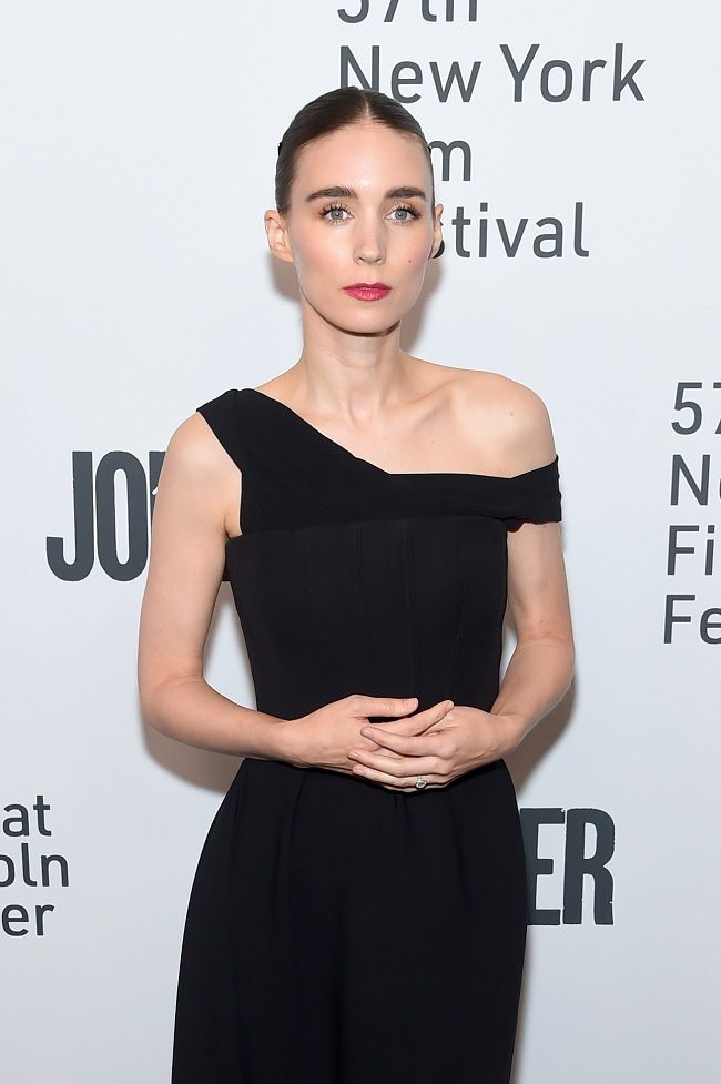 Rooney Mara con coleta trenzada y corona metalizada