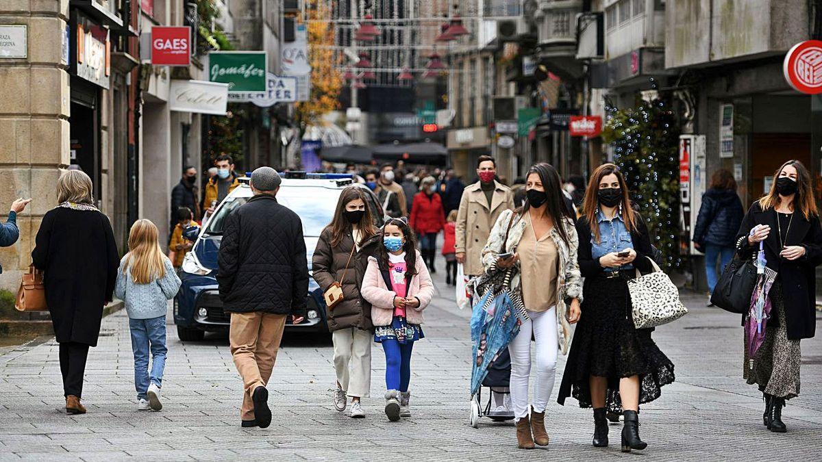 Personas paseando por el centro de Pontevedra