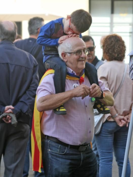 Penjada de cartells a Manresa pro referèndum