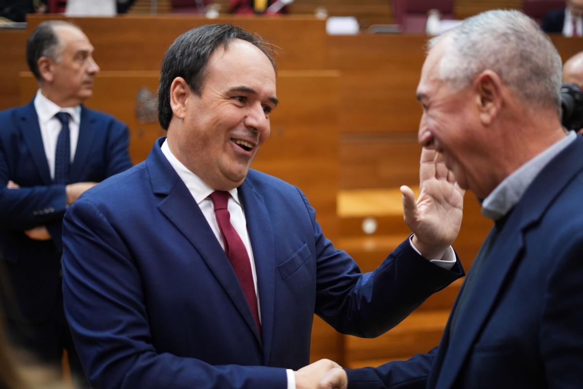 El president Juanfran Pérez Llorca saluda a Joan Baldoví tras su toma de posesión como jefe del Consell, en diciembre.