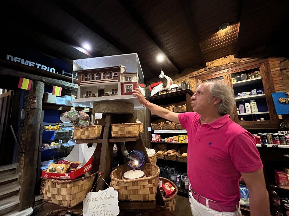 Demetrio Álvarez muestra una maqueta a escala del bartienda.